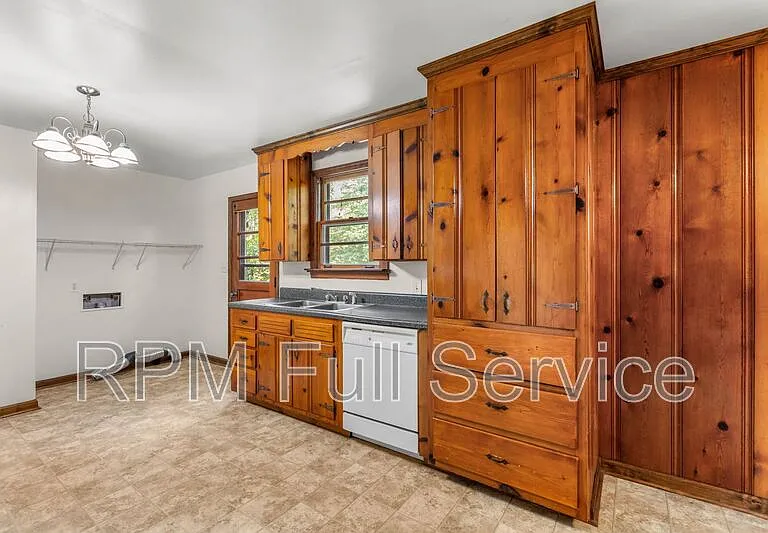 570 Carol Dr — Photo 12