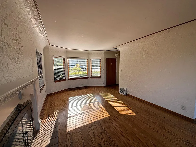 2466 Montavista Pl W — Photo 6
