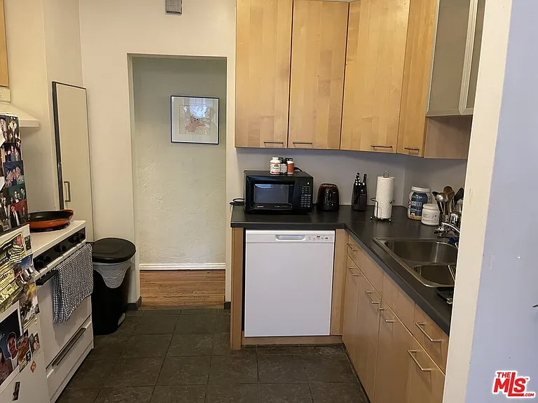 325 N Gardner St — Photo 5