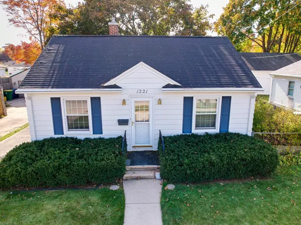 1221 9th St, Green Bay, WI 54304