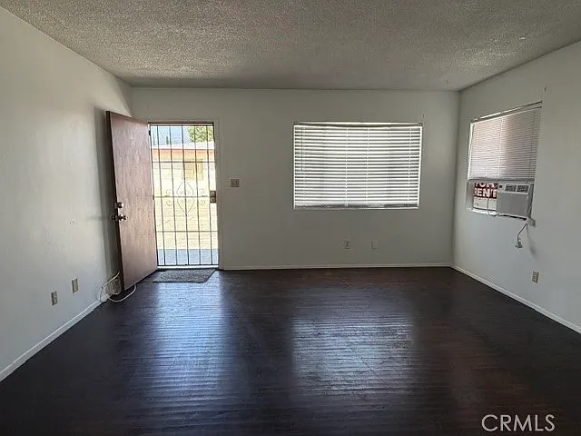 2 bed, 1000 sqft, $1,800 — Photo 2