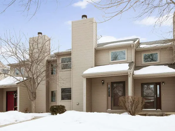 2037 Waterford Dr, Coralville, IA 52241