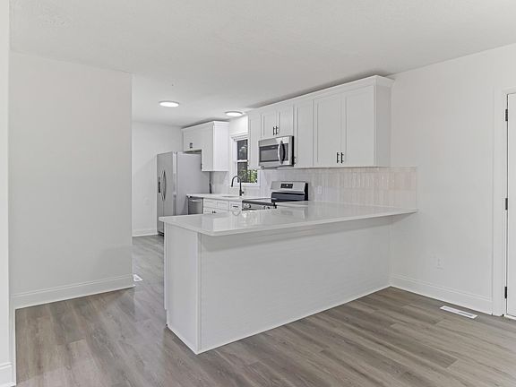 4th image of 402 Woodley Rd