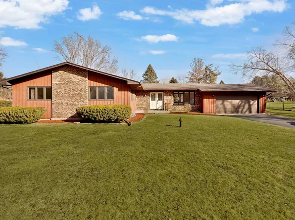 104 N Rose Farm Rd, Woodstock, IL 60098