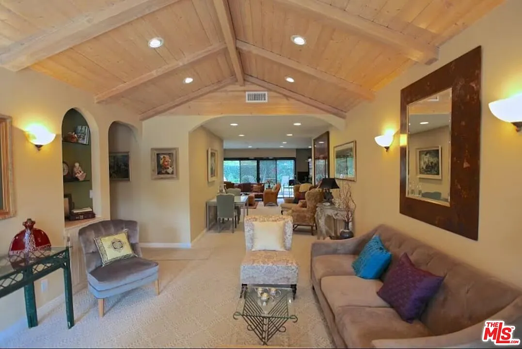 3 bed, 2.0 bath, 1638 sqft, $6,500 — Photo 3