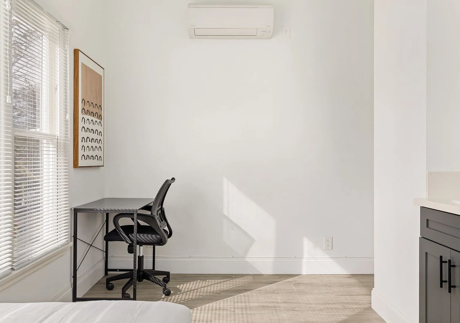 A 5 bedroom, 3 bathroom apartment with common areas and a fully functional kitchen at 1740 Kelton... — Photo 4