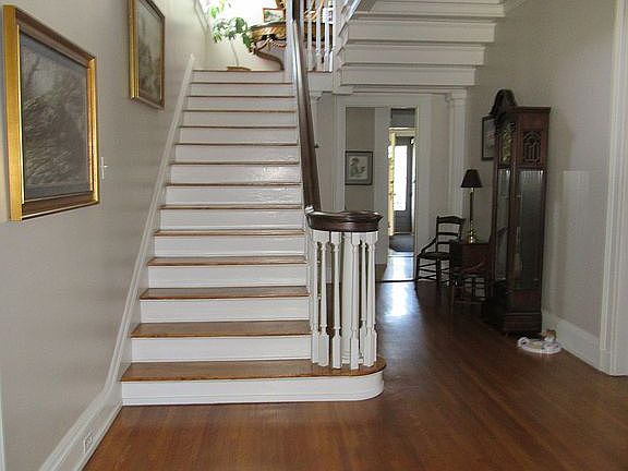 Grand entrance & staircase