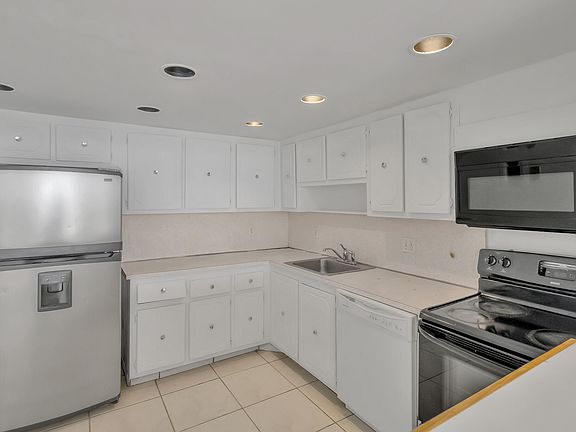 5th image of 13499 Biscayne Boulevard #910