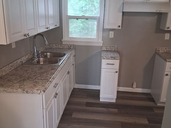 3rd image of 1042 Blakley Dr