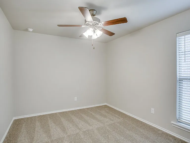 14204 Vernon Ave — Photo 4