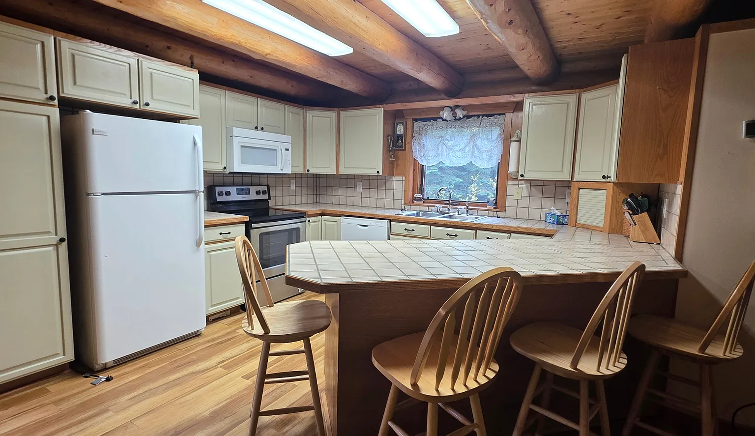 Charming 3-Bedroom Log Home with Huge Yard Fully Furnished, Internet Included! — Photo 3