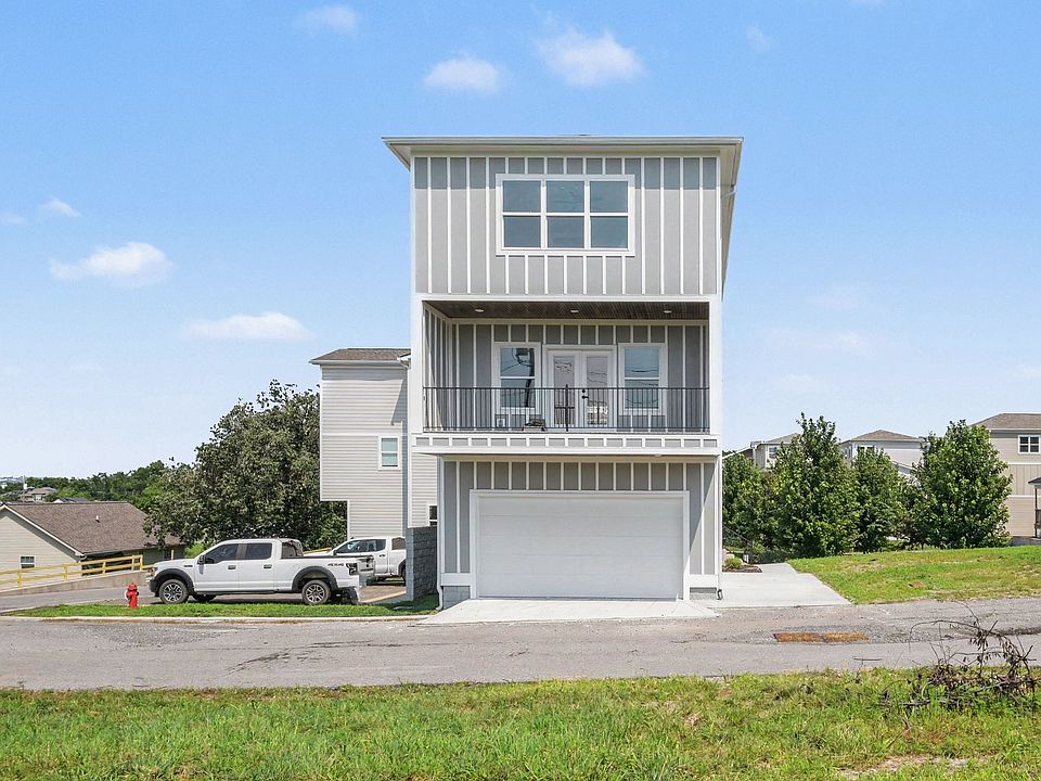 1st image of 1121 Lawrence Ave #3