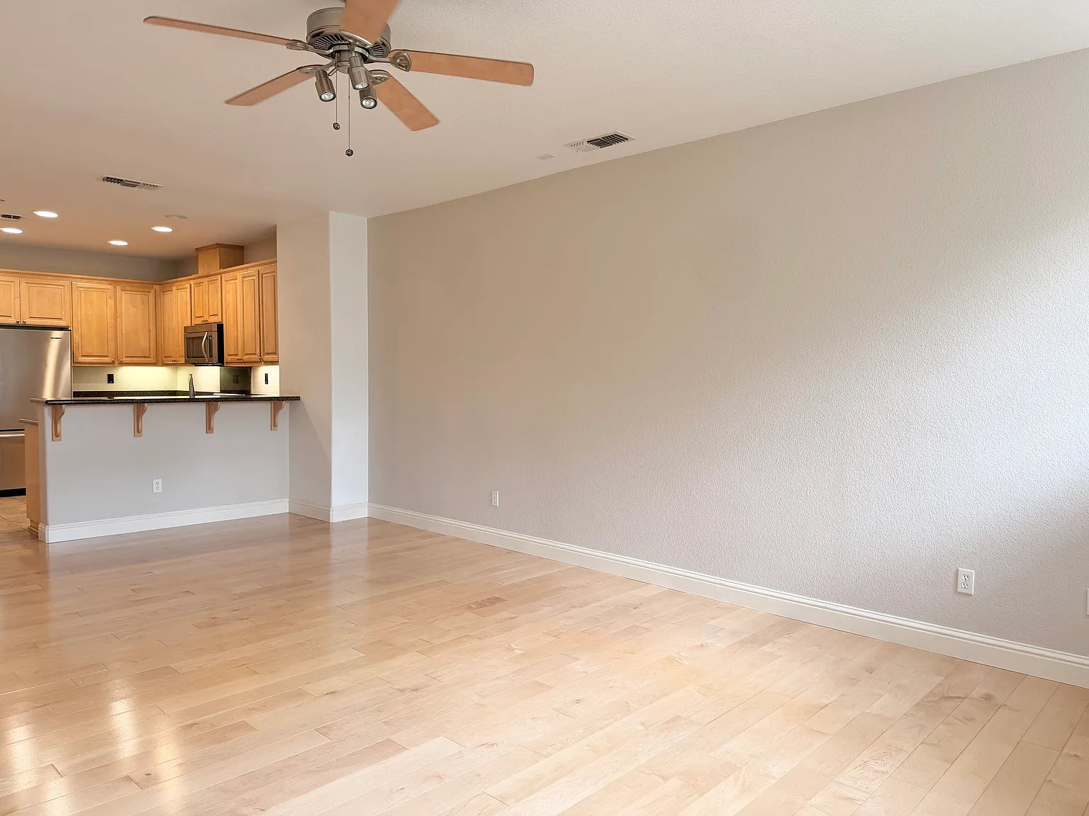 2 bed, 2.5 bath, 1151 sqft, $2,300 — Photo 2
