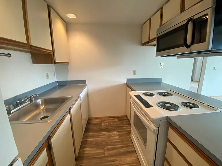 University Court Apartments — Photo 23