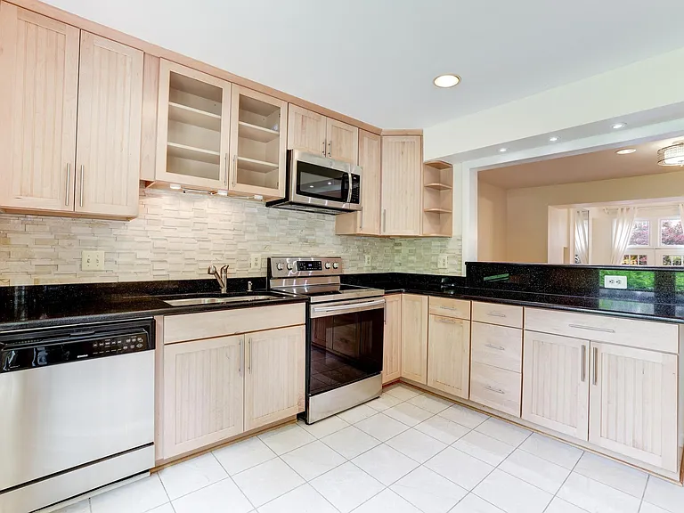 8509 Jeffersonian Ct — Photo 8