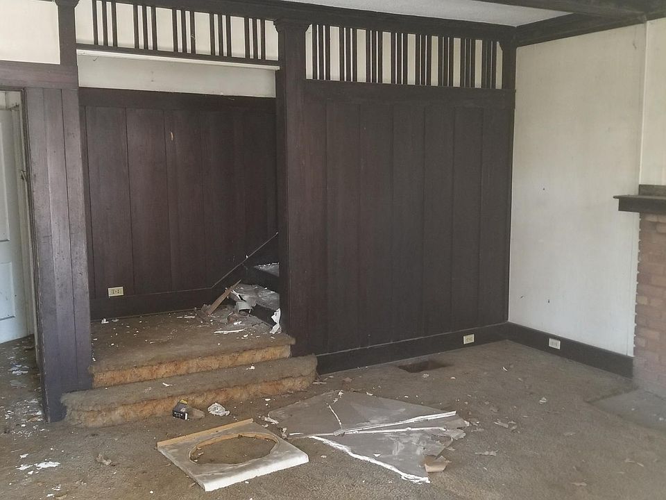 2nd image of 300 44th St