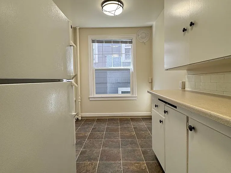 531 Malden Ave E — Photo 4