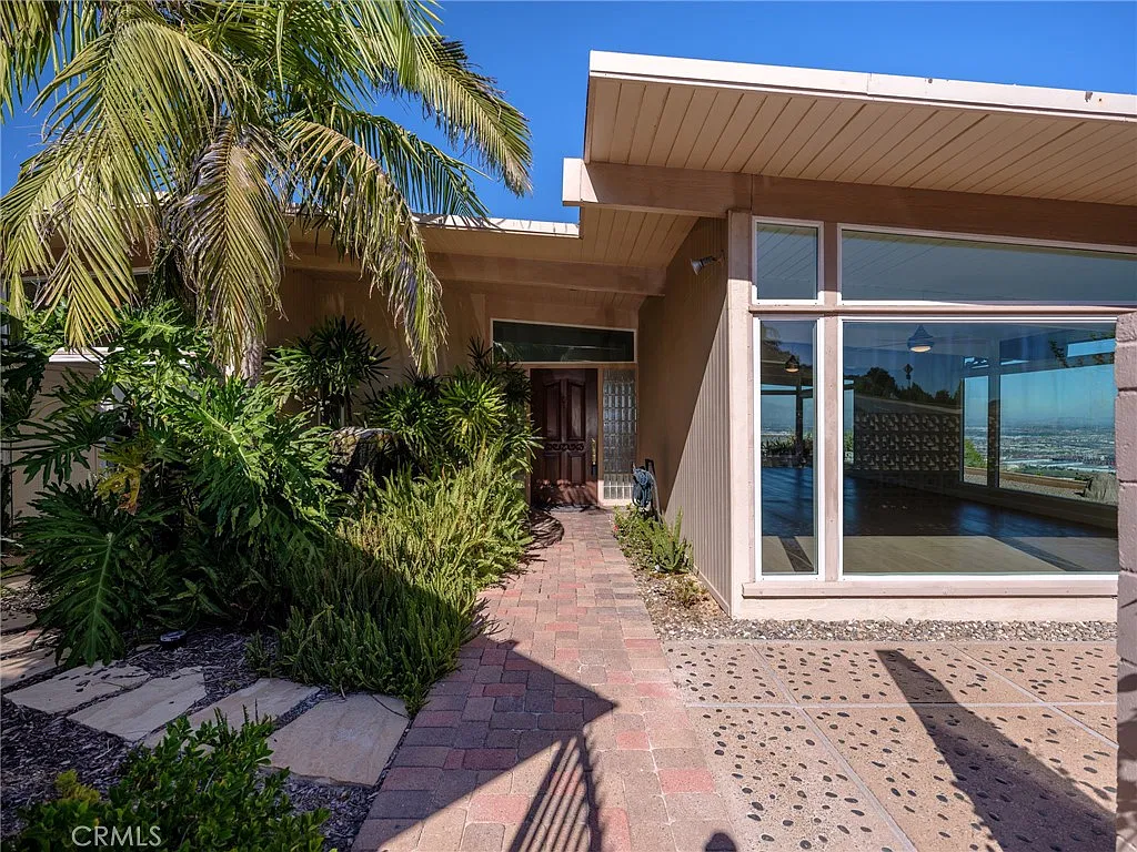 4 bed, 2.5 bath, 2256 sqft, $9,000 — Photo 3