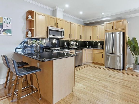 5th image of 303 Manhattan Ave #1
