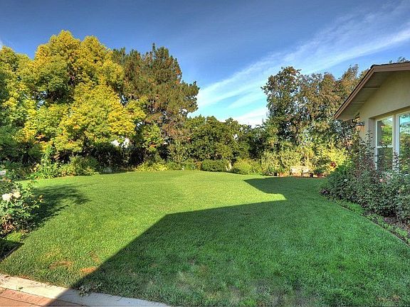 5th image of 1671 Hyacinth Ln