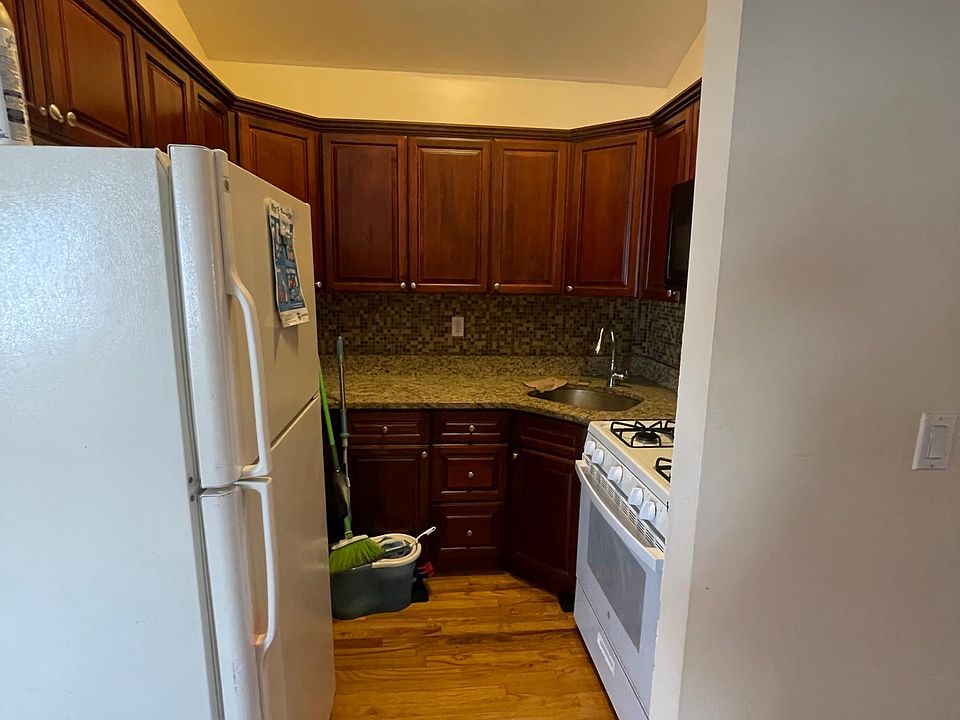 1st image of 922 E 222nd St #3