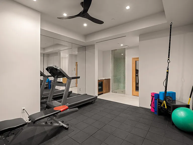 516 Stratford Ct — Photo 32