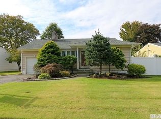 20 Newmarket Rd, Syosset, NY 11791