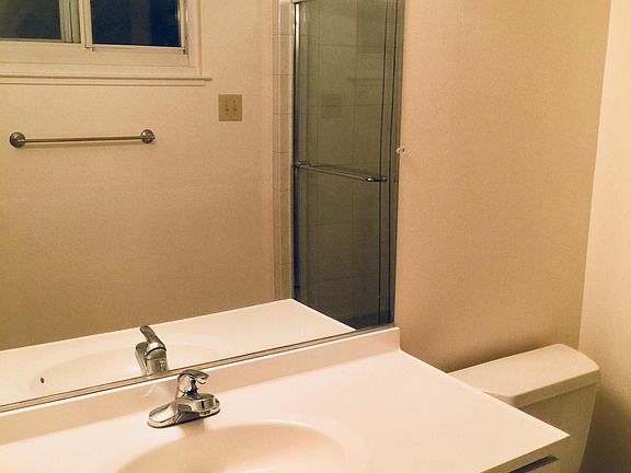 upstaire second  bathroom