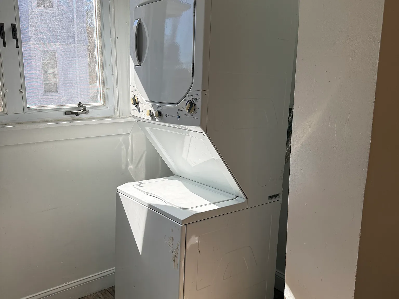 3 bed, 1100 sqft, $2,200 — Photo 3