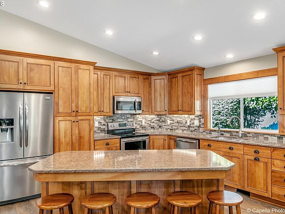 5th image of 925 NE 3rd Ave