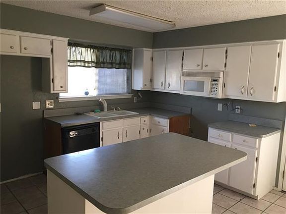 3rd image of 5800 Sagebrush Trl