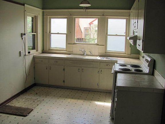 3rd image of 828 Dakota Ave