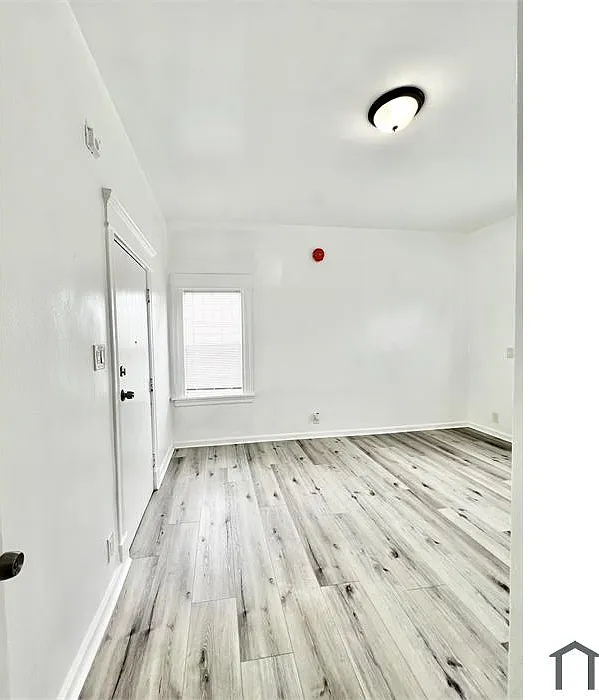3 bed, 1000 sqft, $2,999 — Photo 2