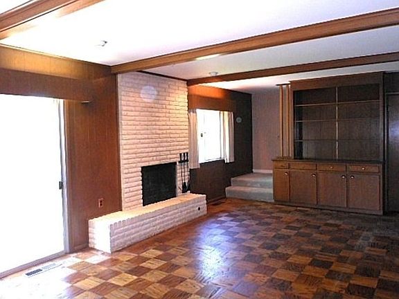 SPACIOUS FAMILY ROOM