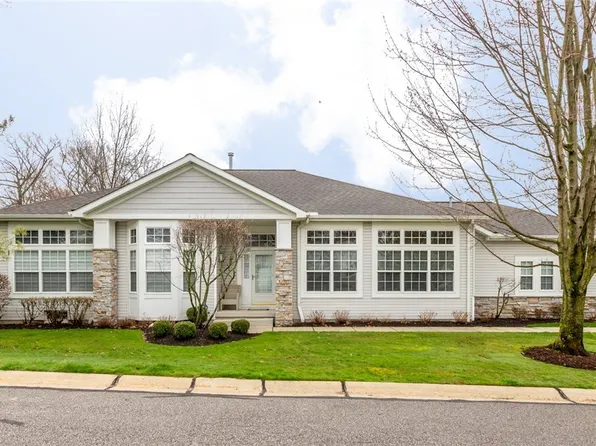 380 Blossom Ln, Chagrin Falls, OH 44022
