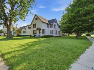 121 N Liberty Ave, Madison, SD 57042