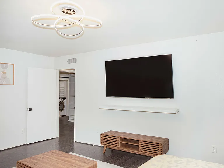 353 N Post Oak Ln #823 — Photo 2