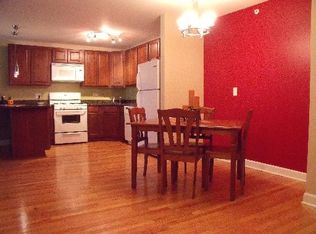 16W465 Mockingbird Ln APT 203, Willowbrook, IL 60527