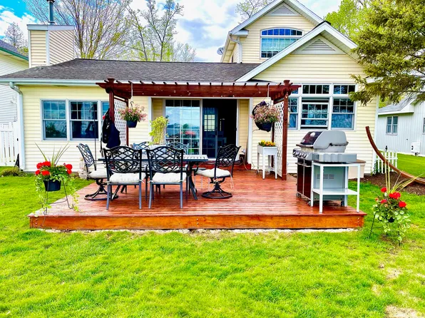 9437 E Houghton Lake Dr, Houghton Lake, MI 48629