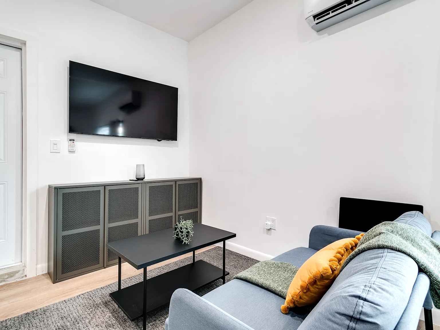 Studio, 250 sqft, $2,100 — Photo 3