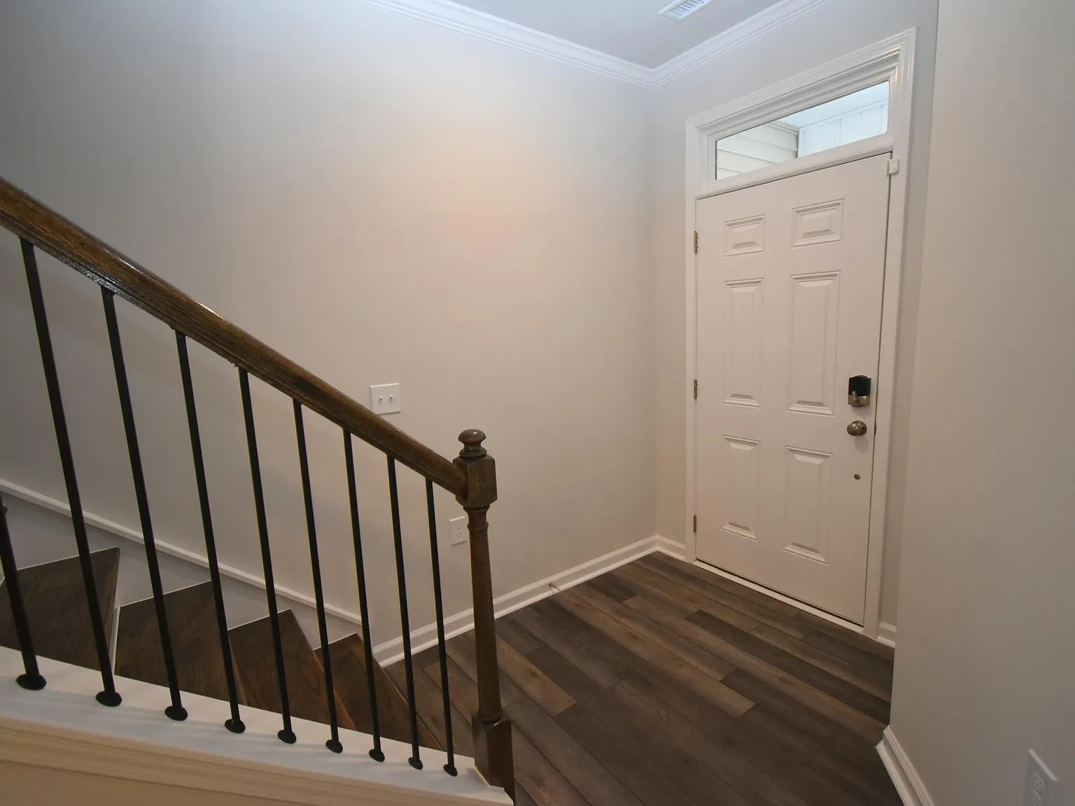 3 bed, 2.5 bath, 2105 sqft, $1,995 — Photo 4