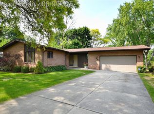 2268 Devonshire Rd, Bloomfield Hills, MI 48302