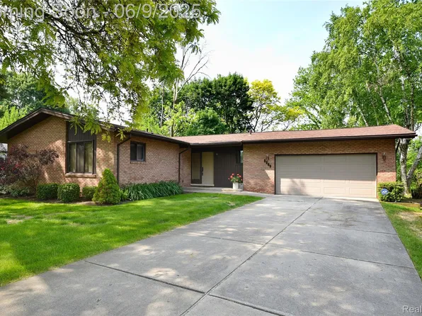 2268 Devonshire Rd, Bloomfield Hills, MI 48302