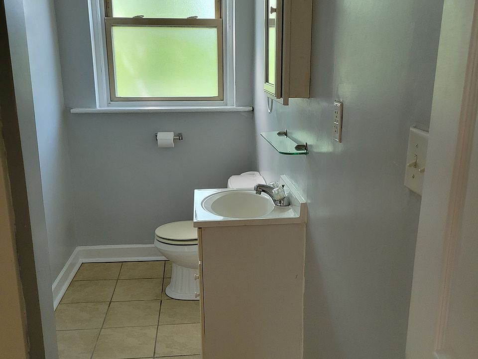 Bathroom with tub/shower