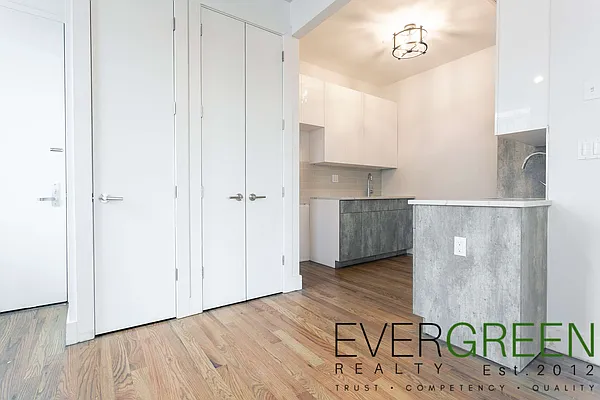Rented by Evergreen Apartments BK | media 12
