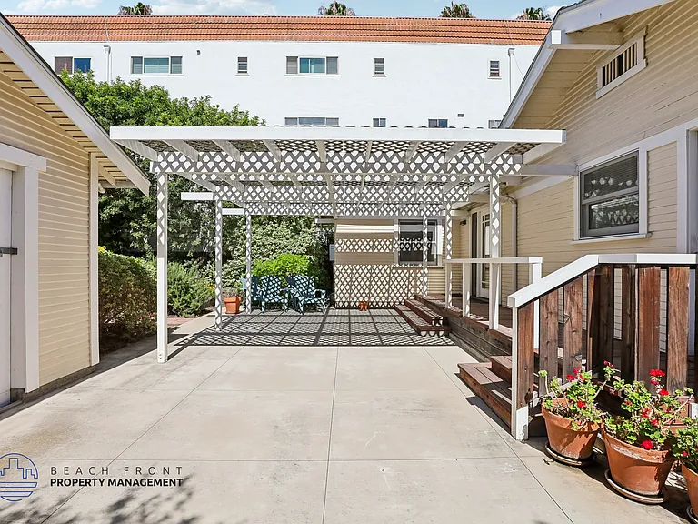 2810 E 2nd St — Photo 15