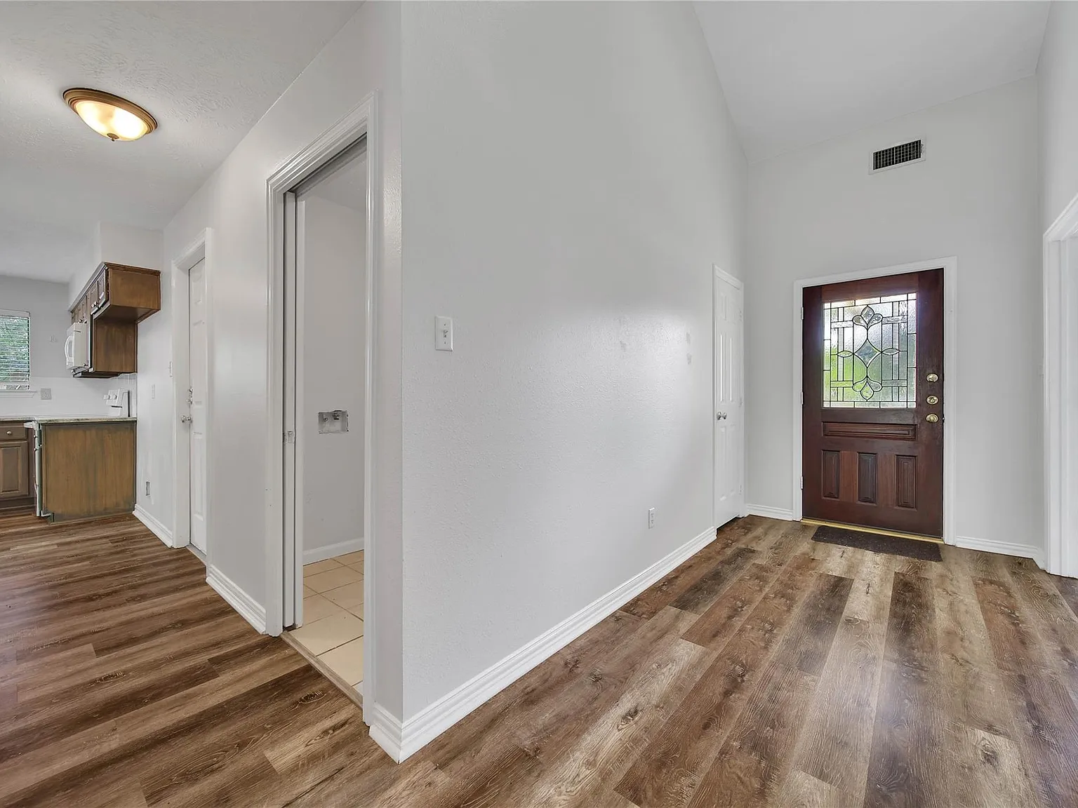 3 bed, 2.0 bath, 1379 sqft, $2,000 — Photo 3