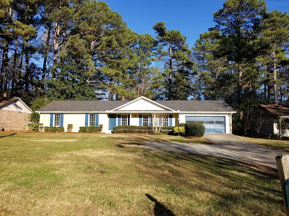 Front view of beautiful property with spacious lawn