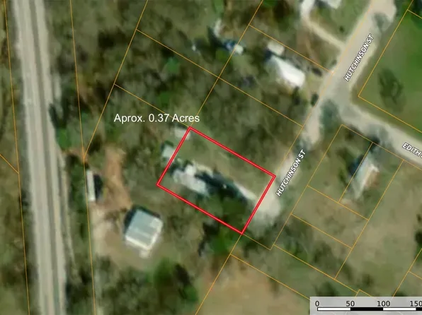 542 Hutchinson St, Bowie, TX 76230