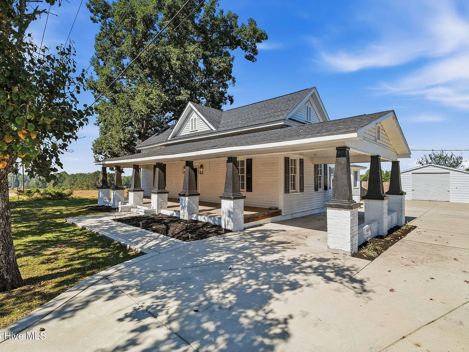 4 bed, 2.0 bath, 2226 sqft, $2,000 — Photo 1
